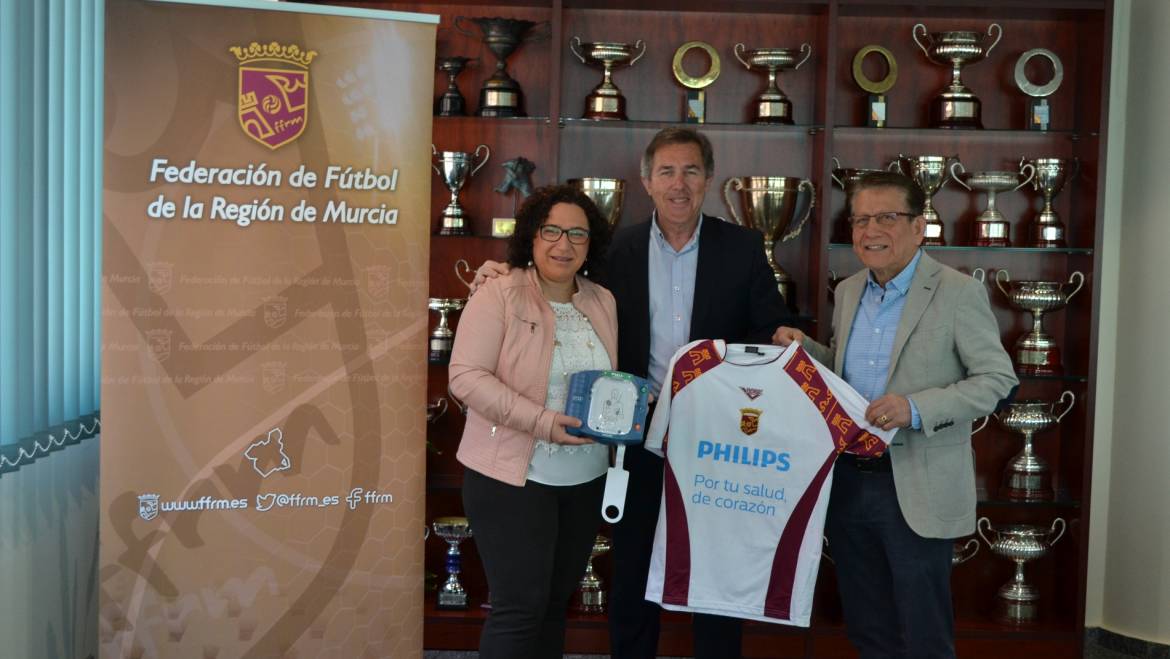 El Ayuntamiento de Pliego recibe de la Federación Murciana de Futbol “tres desfibriladores” para cubrir las instalaciones deportivas. (06/04/2017)