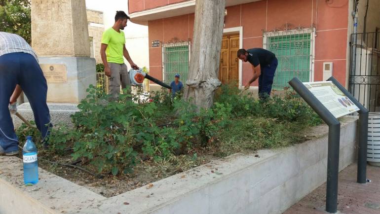 Inicio de los trabajos de limpieza en jardines y parques municipales