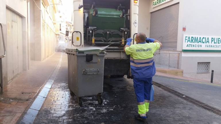 Limpieza de contenedores de basura en el casco urbano.