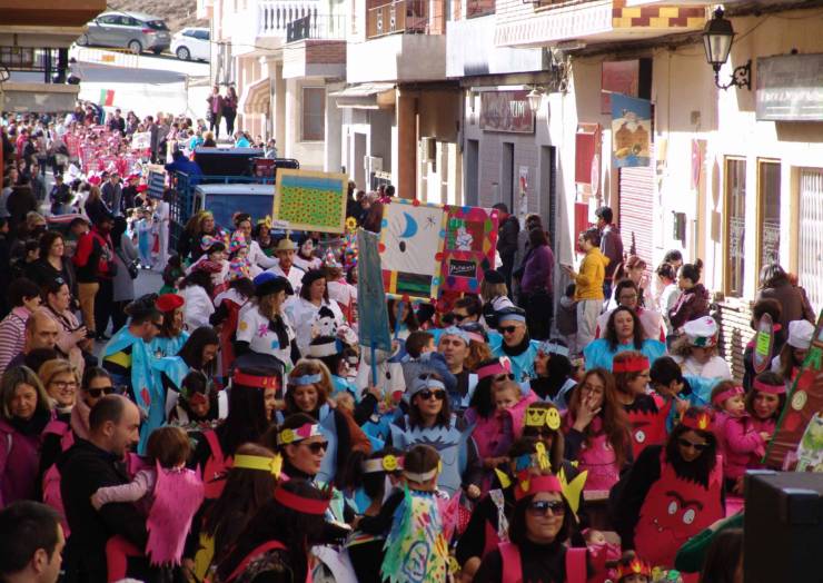 Alegría y colorido en el desfile de Carnaval del Colegio Público Pascual Martínez-Abellán