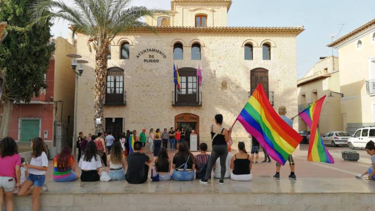 El Ayuntamiento de Pliego celebra por primera vez el Orgullo LGTBI