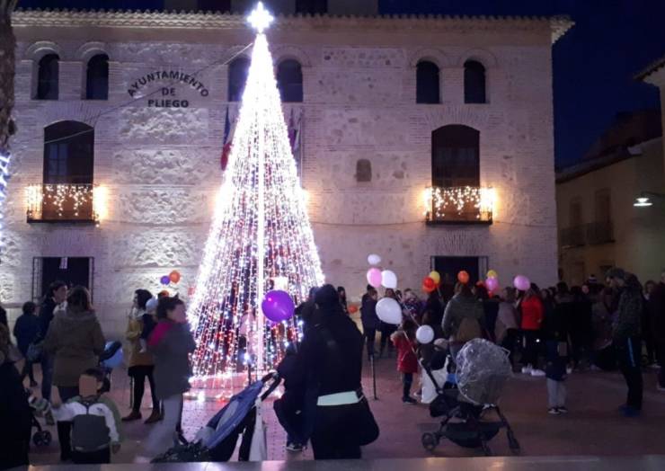 La magia de la Navidad llegó a Pliego con el encendido de luces y la inauguración del Belén Municipal