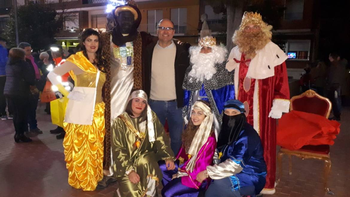 Alegría e ilusión en la Cabalgata de Reyes de Pliego