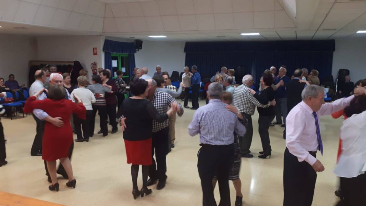 La Directiva de la tercera edad invitó al alcalde a  disfrutar con ellos de su tradicional baile