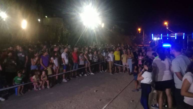Más de 1300 asistentes disfrutaron de la Noche de las Migas, la cucaña y el lanzamiento de rasera